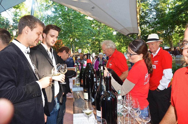 Auch in diesem Jahr gibt es beim Breis...nfest wieder Wein aus groen Flaschen.  | Foto: Gerold Zink