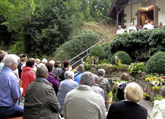 Zahlreiche Glubige nahmen an &#8222;M...enandacht bei der Lourdeskapelle teil.  | Foto: Reiner Merz