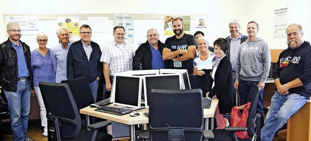 Vorstand sowie Gemeinde- und Ortschaft...m Computerraum der Grundschule Berau.   | Foto: Privat