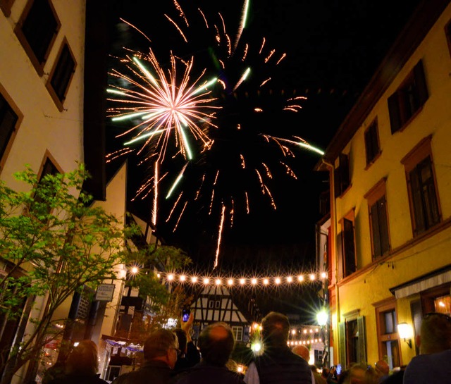 Traditionell der Abschluss des Weinfestes: das Feuerwerk am Montagabend.  | Foto: Dieter Erggelet