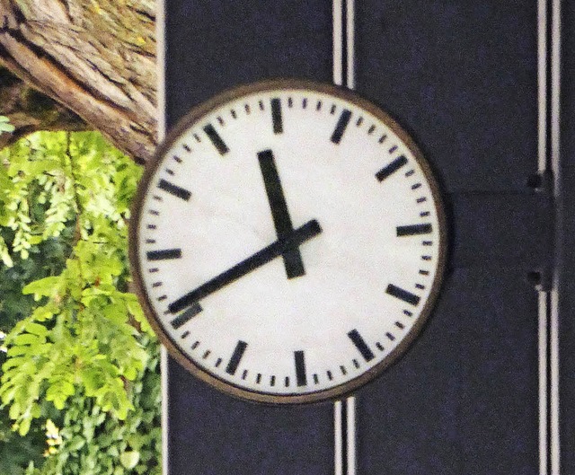 Steht und steht:  die Schweizer  Uhr am Zoll Otterbach   | Foto: Fillisch