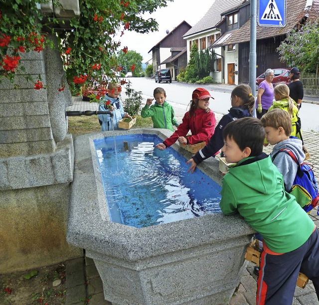 Am Brunnen konnten die Kinder die zuvo...iergang gefundenen Kruter abwaschen.   | Foto: zvg