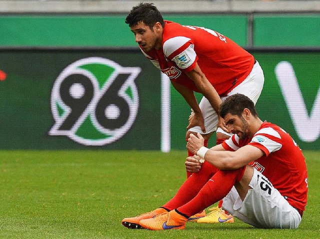 Der eine gesperrt, der andere weg: Men... nach der 1:2-Niederlage bei Hannover.  | Foto: dpa
