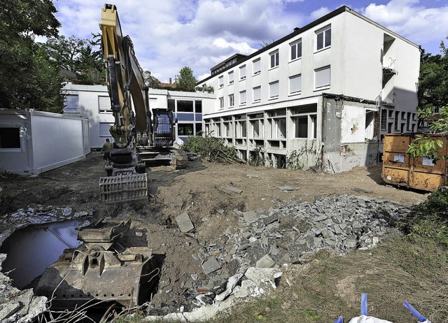 Der groe Abrissbagger hat beim Adelhe...esia-Strae seine Arbeit aufgenommen.   | Foto: Thomas Kunz