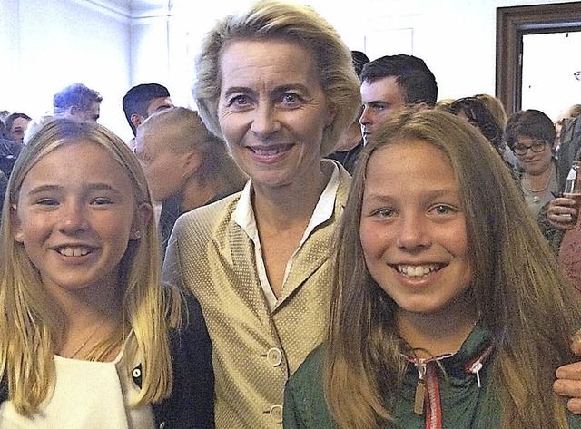 Bundesministerin Ursula von der Leyen ...gen (rechts) und Sophia Siegel (USA).   | Foto: zvg