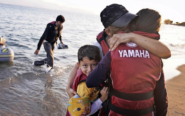 Endlich gelandet: Flchtlinge auf der ...hr Bilder unter http://mehr.bz/kos15)   | Foto: AFP