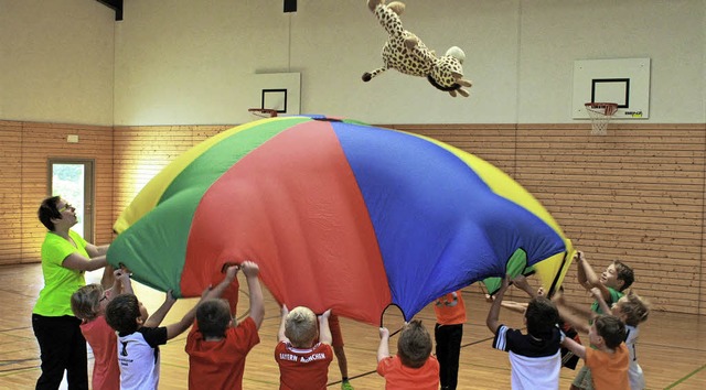 Hoch hinaus wollten die Kinder mit dem Sprungtuch den Tiger befrdern.   | Foto: Schnabel