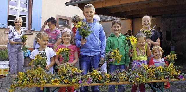 Stolz werden die Kruterbschel prsentiert.   | Foto: Adelbert Mutz