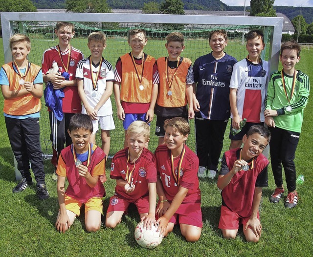 Die stolzen Kicker bekamen Medaillen berreicht.  | Foto: Katharina Schiller