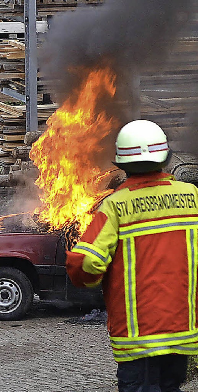 Der ltere Renault Rapid steht in  Flammen.   | Foto: Kamera 24