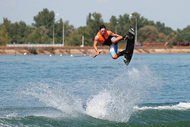 Spektakulre Stunts zeigen die Wakeboarder am Wochenende auf dem Rhein  | Foto: Alexandra Buss