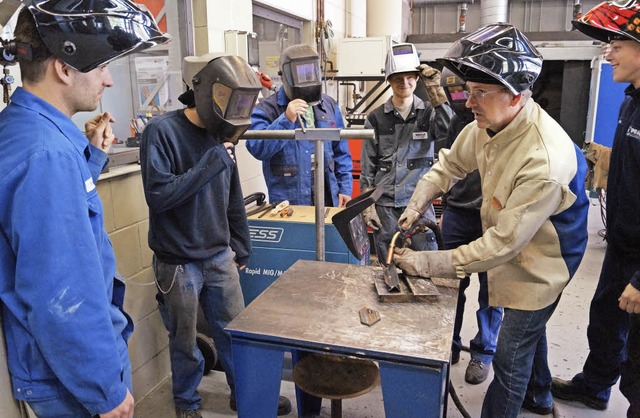 Metallbaumeister Andreas Dorner (r.) z...Metallschutzgasschweien funktioniert.  | Foto: Christine STorck