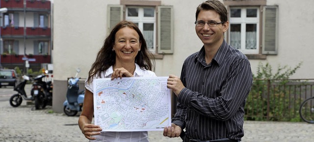 Regina Fuchs und Fabian Heimann zeigen...den  Parkpltzen vor der Engelstrae.   | Foto: Stadt Waldkirch, Joel Perin, Bernd Fackler