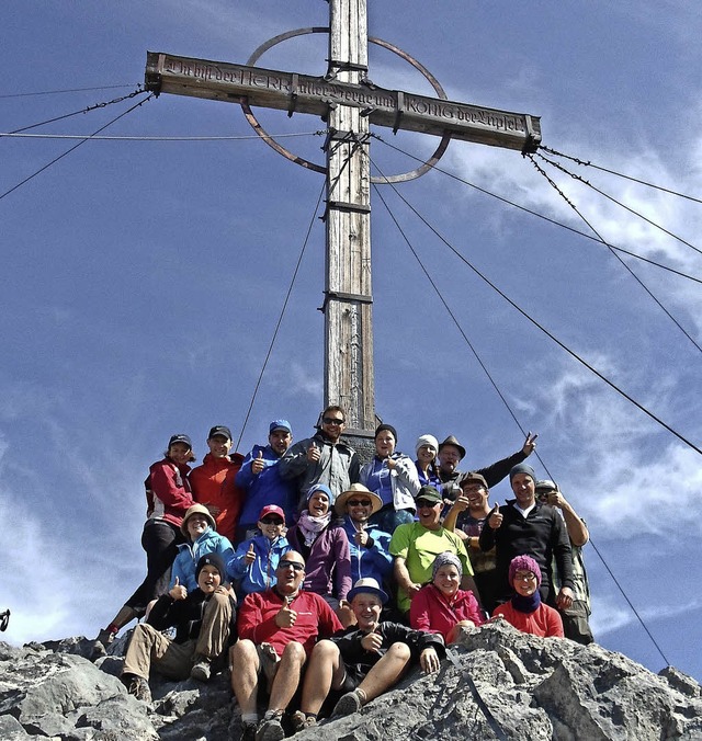 Geschafft: Die Bergwanderer der Tracht...genoss man den Ausblick in den Alpen.   | Foto: Verein