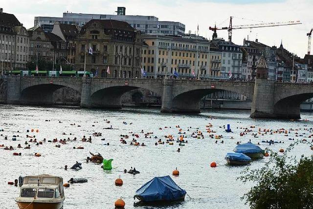 1600 Menschen gehen in Basel baden – im Rhein