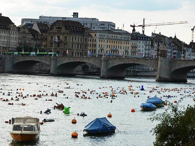 Viele kleine bunte Punkte im Rhein: Di...konnten die Schwimmer nicht abhalten.   | Foto: Sina Gesell