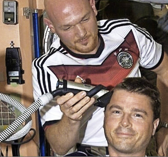 Deutschland ist Weltmeister &#8211; un...Raumstation ISS eine Glatze rasieren.   | Foto: dpa