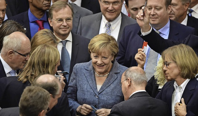 Am Ende kann sie ihren Eurokurs fortse...ngela Merkel am Mittwoch im Bundestag   | Foto: AFP