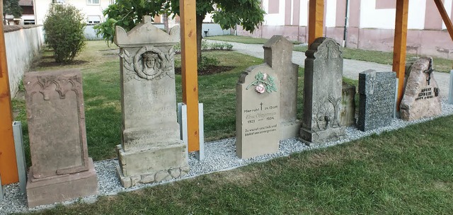 Mehrere  alte Grabsteine wurden auf dem Friedhof in Grafenhausen aufgestellt.   | Foto: Walter Batt/Privat