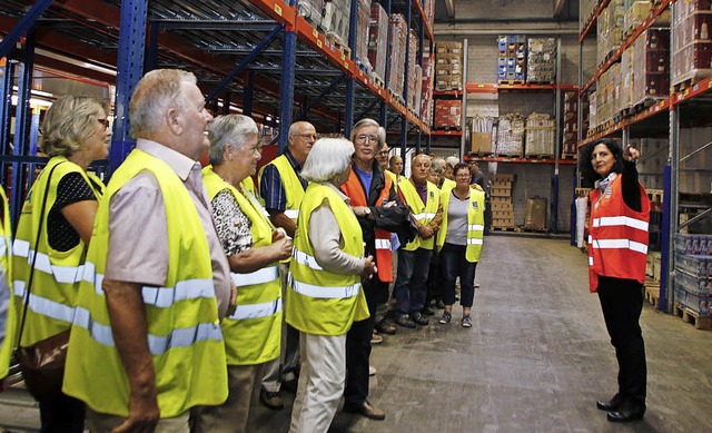 Ellen Vetter (rechts) geleitete die BZ...das Grolager der Edeka in Offenburg.   | Foto: heidi fssel