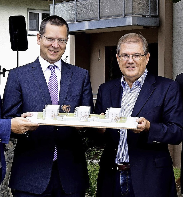 Klaus Schulte und Brgermeister Joachi...rsentieren das Modell zum Baubeginn.   | Foto: Privat