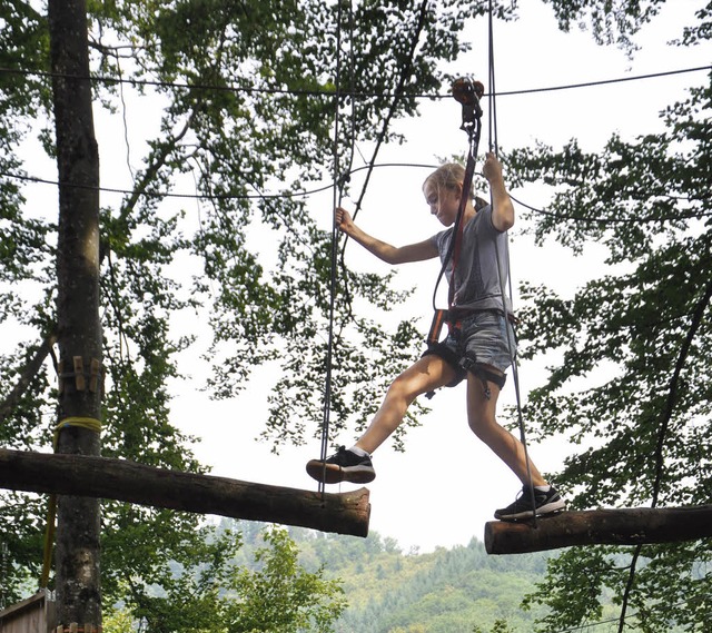 Emma wagt den Schritt ber den Abgrund.   | Foto: Rainer Ruther