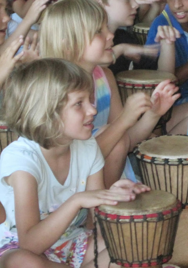 440 trommelnde Kinderhnde begeisterten das Publikum beim Trommelworkshop.  | Foto: Privat