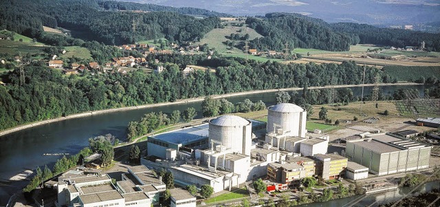 Das Atomkraftwerk Beznau ist sieben Kilometer Luftlinie von Waldshut entfernt.   | Foto: KKB