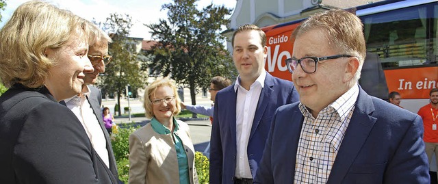 Guido Wolf (rechts) im Gesprch in Rheinfelden   | Foto: Thomas Loisl Mink