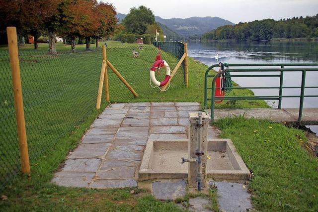 Dusche abgebaut: Der Streit um das Rheinschwimmbad geht weiter