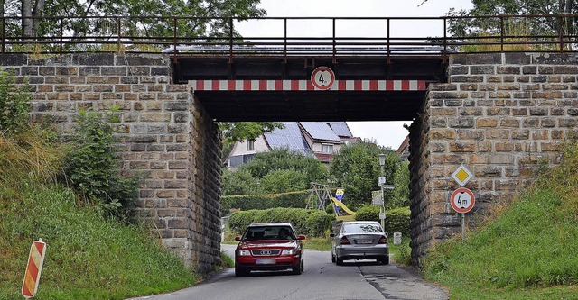 Im Zuge der Erneuerung der Bahnbrcke ... beidseitigen Gehweg versehen werden.   | Foto: Liane Schilling