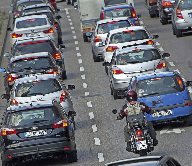 Wer im Stau steht, dem nutzt auch eine hohe Motorleistung nichts.   | Foto: Marijan Murat/dpa