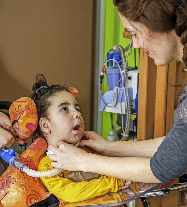 Karina Vogelbacher, Mitarbeiterin von ... pflegt ihre kleine Patientin Debora.   | Foto: Caritas YoungCare