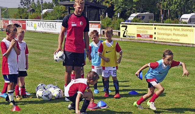 Trainer Johannes Lienhard (Mitte) bte...schwand mit den Kindern auch Sprints.   | Foto: Stefan Pichler