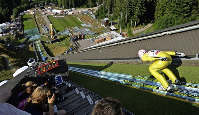 Sommerskispringen: Severin Freund nimmt Anlauf.  | Foto: Patrick Seeger