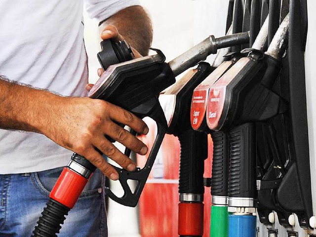 Wann greift man am besten zum Zapfhahn...rlauf verndern sich die Benzinpreise.  | Foto: dpa