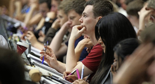 Studenten der Universitt Kln verfolgen eine Vorlesung.  | Foto: DPA