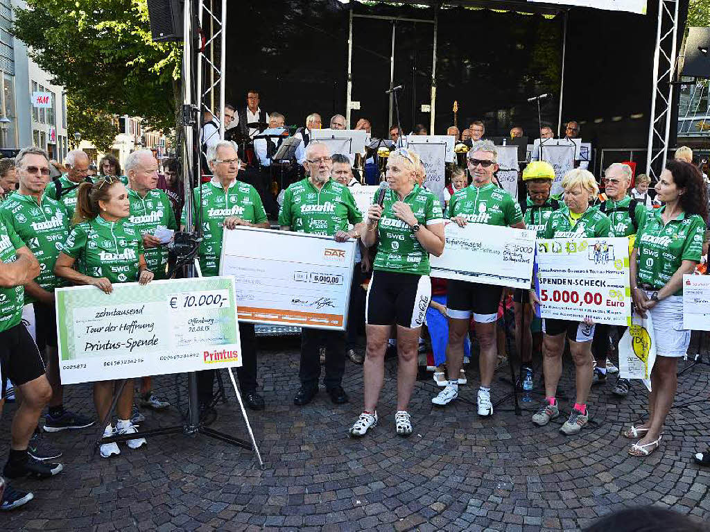 Gruppenbild mit Schecks: Rund 55000 Euro kamen in Offenburg zugunsten krebskranker Kinder zusammen.