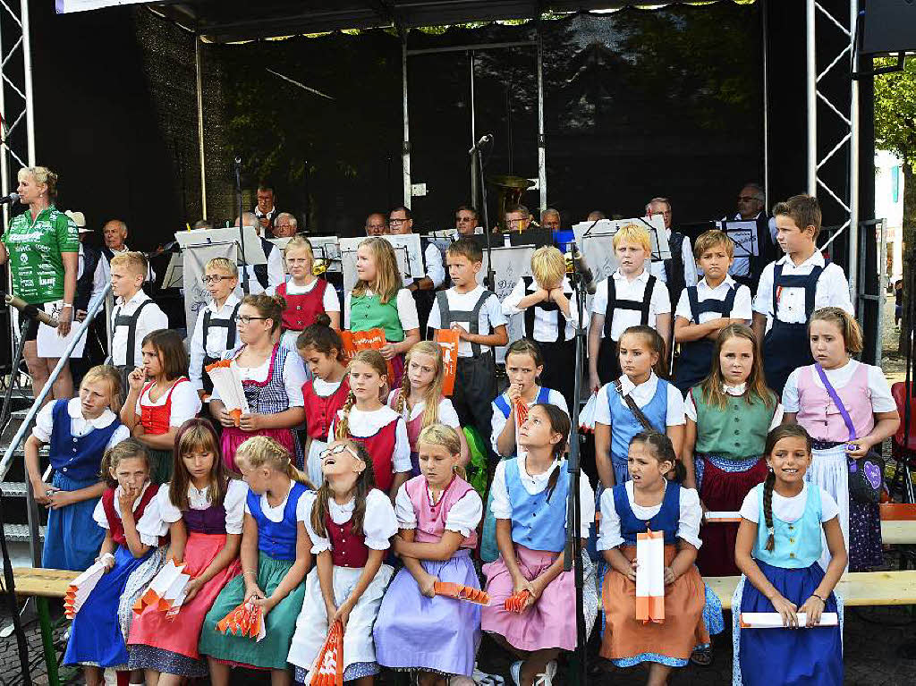 Die Talfinken aus Unterharmersbach warten auf einen ihrer Auftritte – und singen am Ende mit allen Radlern und Gsten mit glockenhellen Stimmen das Badnerlied.