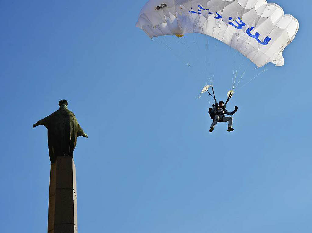 Die Offenburger Stadtpatronin St. Ursula war nie in Gefahr: Die Tour-Fallschirmspringer schweben elegant vorbei.