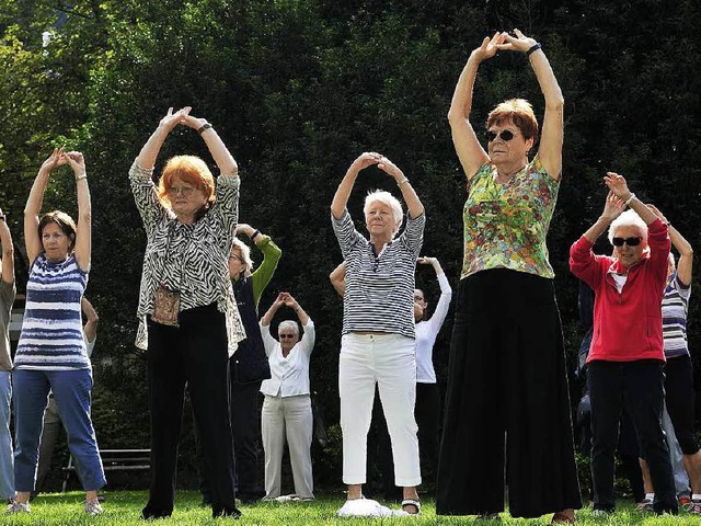 Mit meditativen sportlichen bungen de... Tai-Chi-Gruppe fr neugierige Blicke.  | Foto: Thomas Kunz