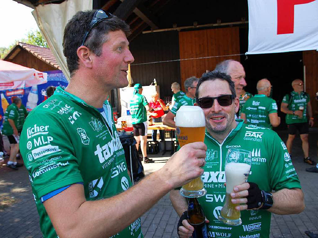 EinHefeweizen (alkoholfrei!) gnnten sich nach ihrer Kurzetappe Offenburgs Brgermeister Oliver Martini und TBO-Chef Alex Mller.