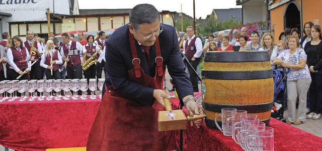 Wie viele Schlge braucht er? Mit dem ...al das Wein- und Gassenfest erffnen.   | Foto: ARCHIVFOTO: ADELBERT MUTZ