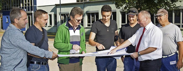 Vor-Ort-Termin auf dem Schulhof in Mah...co Spitzer und  Mirko Dorner-Mller.    | Foto: Olaf Michel/Sandra Decoux-Kone