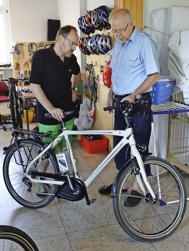 Auf zur E-Bike-Tour: Tourismusgeschft...m Mitarbeiter bei der Fahrradausleihe   | Foto: Felix Held