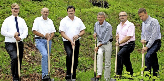 Den Fu am Spaten (von links):  Thomas...kus Rmmele (Planer und Bauingenieur)   | Foto: Heiner Fabry