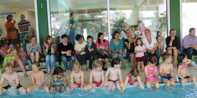 Angst vor dem Wasser? N! Beim Schwi...kommt jedes Kind  irgendwie zum Ziel.   | Foto: Anja Bertsch