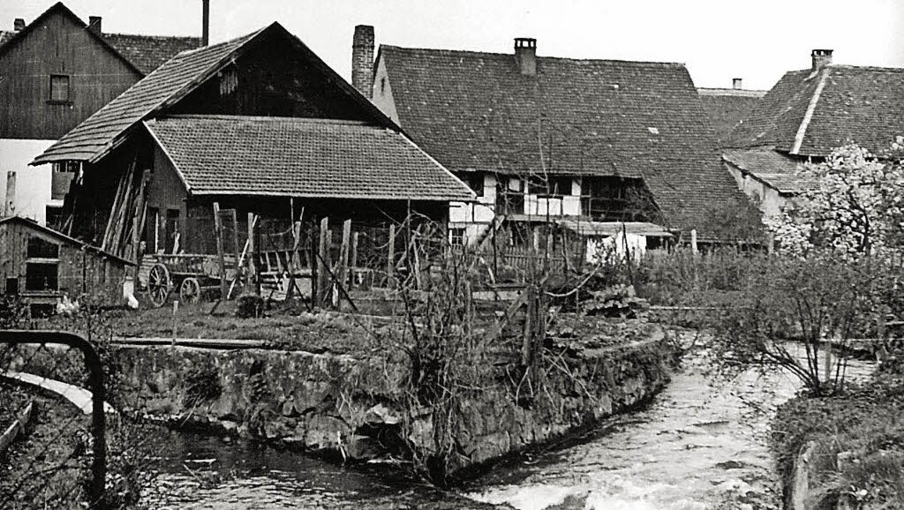 Der später zugeschüttete Dorfbach (lin...hle des &#8222;Huge-Beck&#8220; führt.  | Foto: Gemeindearchiv
