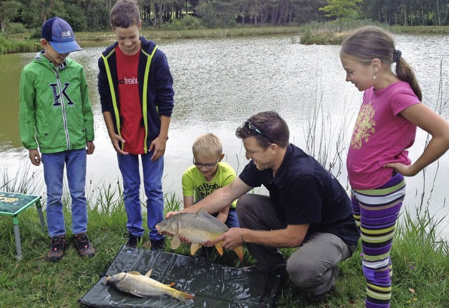 Viel Spa hatten die Kinder beim Karpfenfischen.  | Foto: Ursula Harder