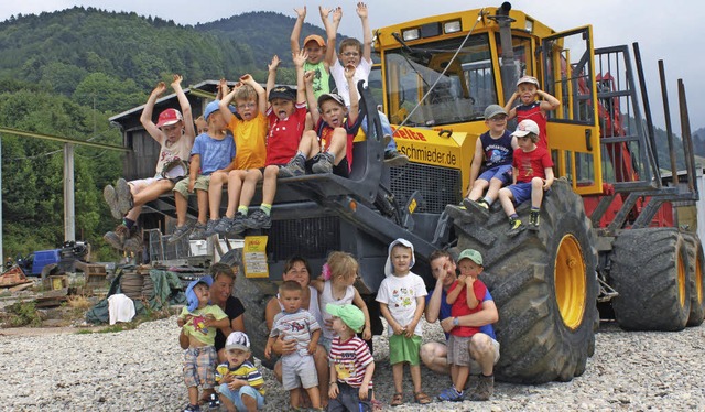 Vorwiegend Buben aus dem Kindergarten ...lnde der Gschwander Sge zu erkunden.  | Foto: Lara WAlter